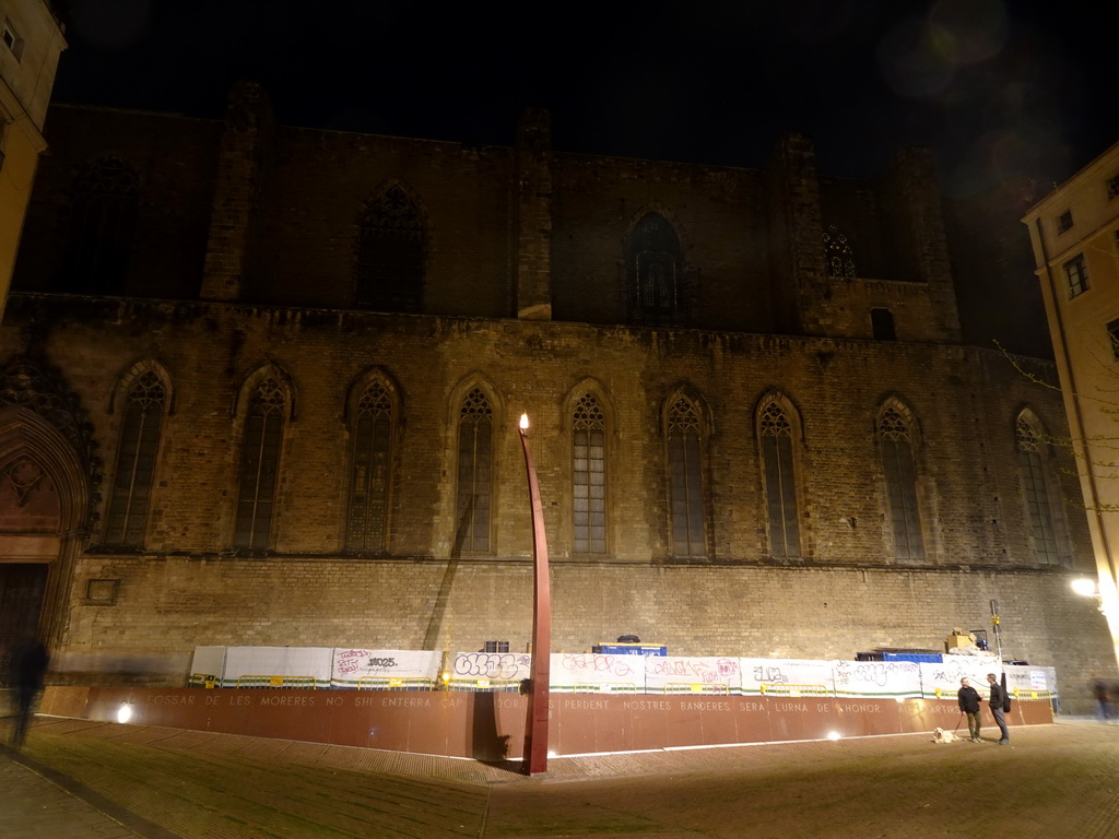 The Fossar de les Moreres monument and the east side of the Basilica de Santa Maria del Mar churc at the Plaça del Fossar de les Moreres square, by night