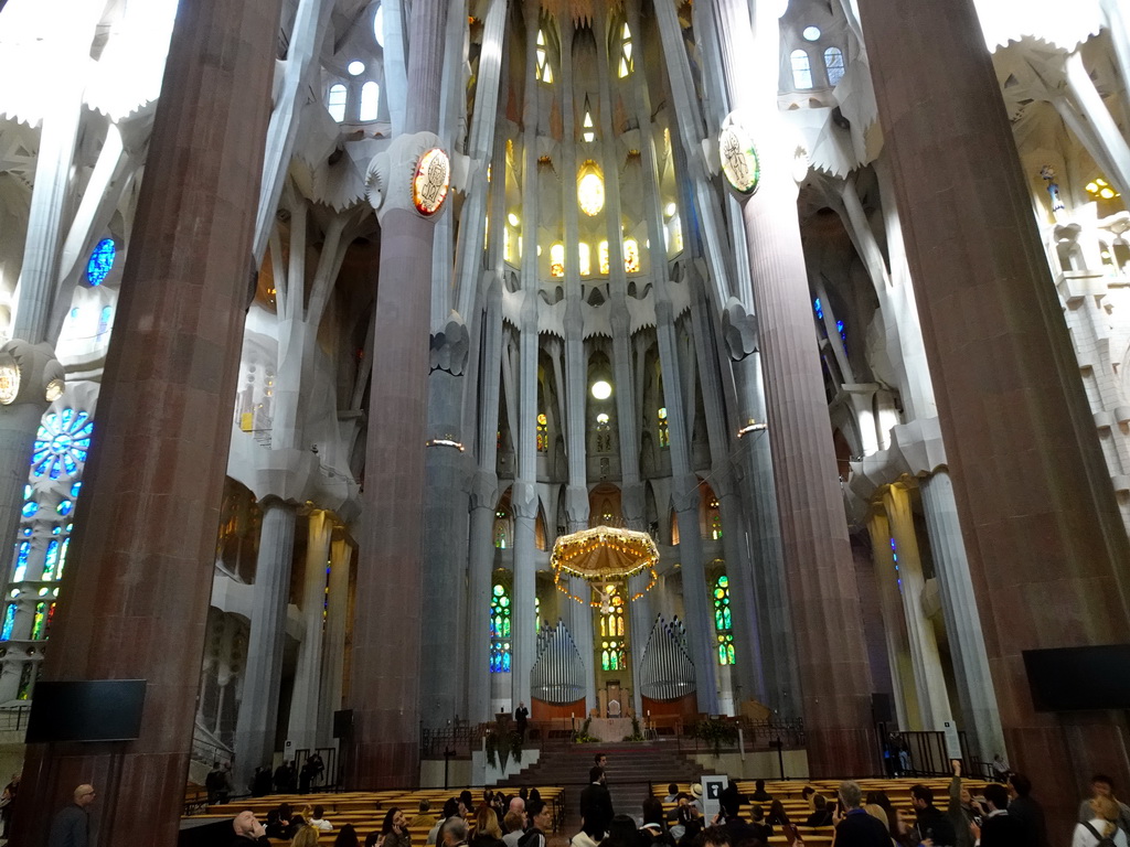 Nave, apse, organ, baldachin and altar of the Sagrada Família church