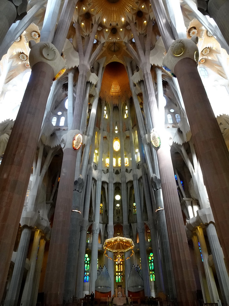 Nave, apse, organ, baldachin and altar of the Sagrada Família church