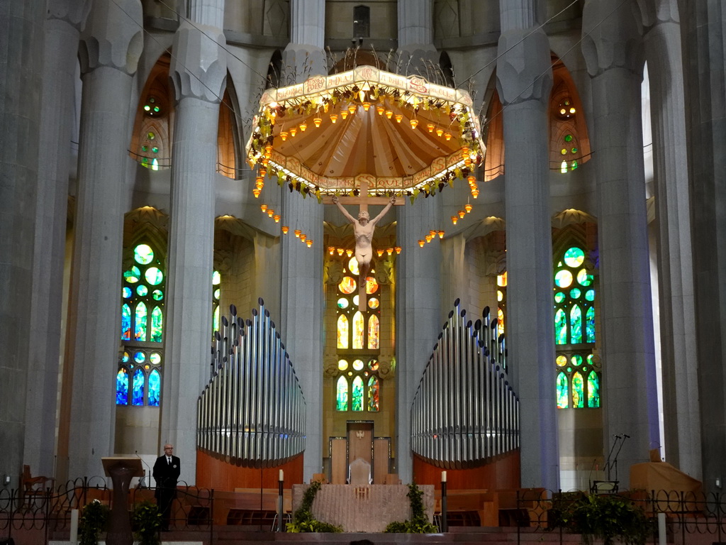 Apse, organ, baldachin and altar of the Sagrada Família church
