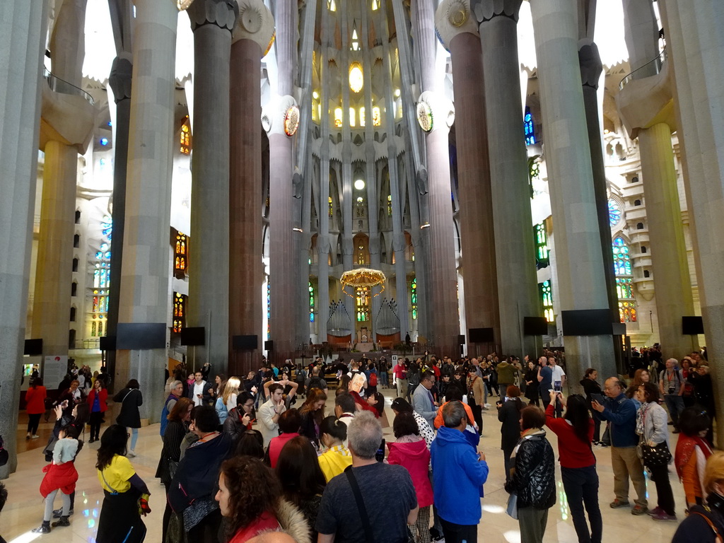 Nave, apse, organ, baldachin and altar of the Sagrada Família church