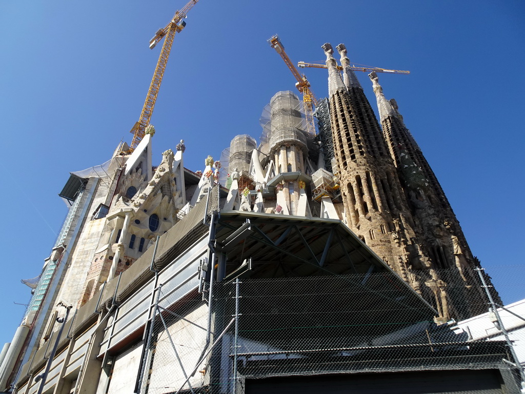 East side of the Sagrada Família church, viewed from the Carrer de Mallorca street