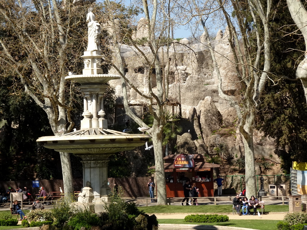 Fountain and the southeast side of the hill at the Barcelona Zoo