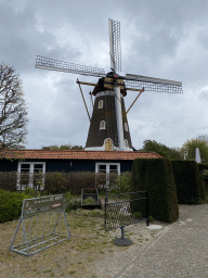Front of the Korenmolen De Hoop windmill at the Oude Bredaseweg road