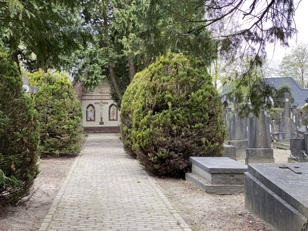 The cemetery of the Heilige Maria Hemelvaartkerk church, viewed from the Kerkstraat street