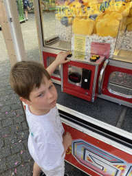 Max`s friend at a funfair attraction at the Brigidastraat street