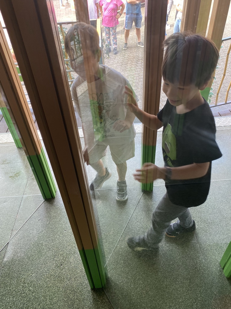 Max and his friend at the Rainforest Mirror Maze attraction at the funfair at the Brigidastraat street