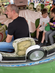 Max and his friend with a plume at a carousel at the funfair at the Brigidastraat street