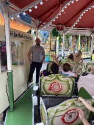 Max and his friend grabbing a plume at a carousel at the funfair at the Brigidastraat street