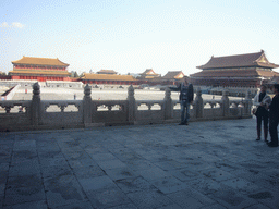 Tim at the front of the Pavilion of Spreading Righteousness at the Forbidden City, with a view on the Pavilion of Embodying Benevolence, the Gate of Manifest Virtue and the Gate of Supreme Harmony, under renovation