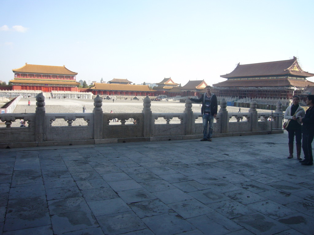 Tim at the front of the Pavilion of Spreading Righteousness at the Forbidden City, with a view on the Pavilion of Embodying Benevolence, the Gate of Manifest Virtue and the Gate of Supreme Harmony, under renovation