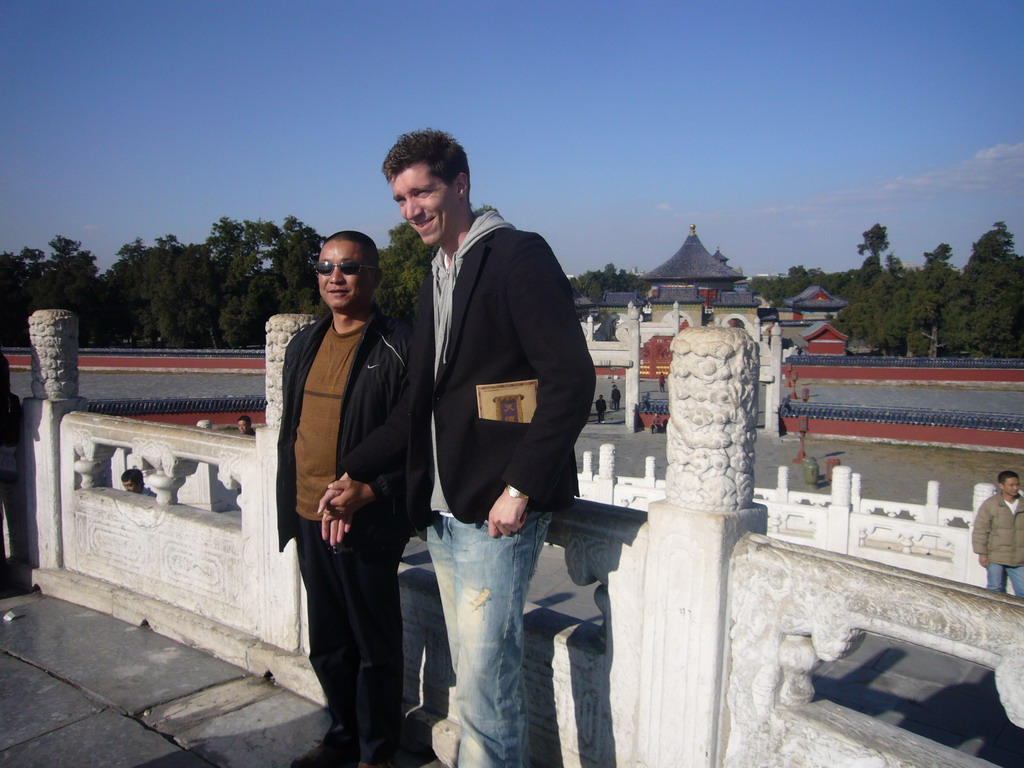 Tim and a tourist at the Circular Mound at the Temple of Heaven, with a view on the Imperial Vault of Heaven and the Hall of Prayer for Good Harvests