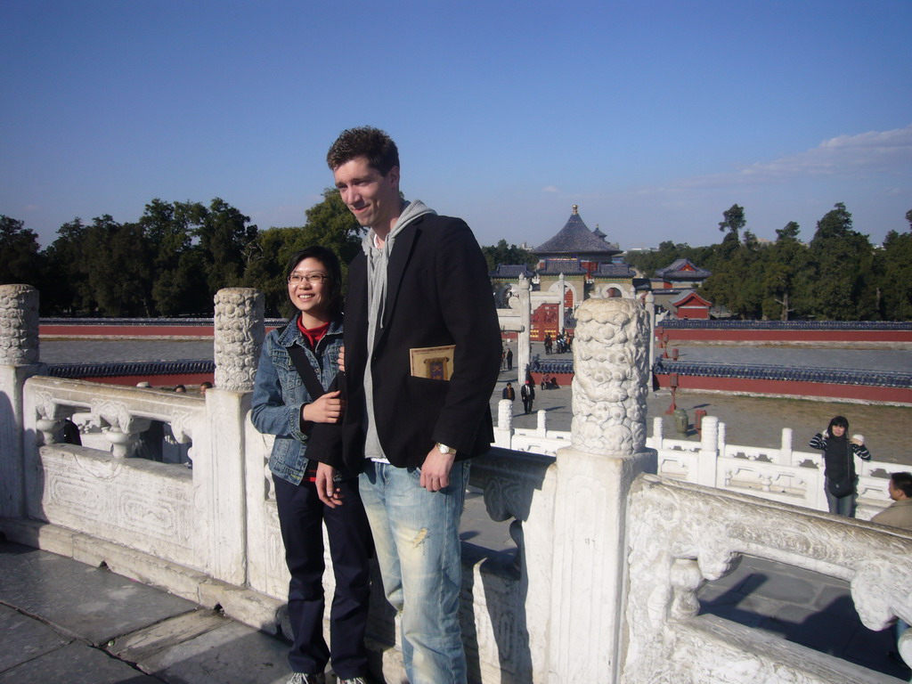 Tim and a tourist at the Circular Mound at the Temple of Heaven, with a view on the Imperial Vault of Heaven and the Hall of Prayer for Good Harvests