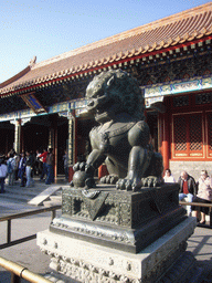 Statue in front of the Gate of Dispelling Clouds at the Summer Palace