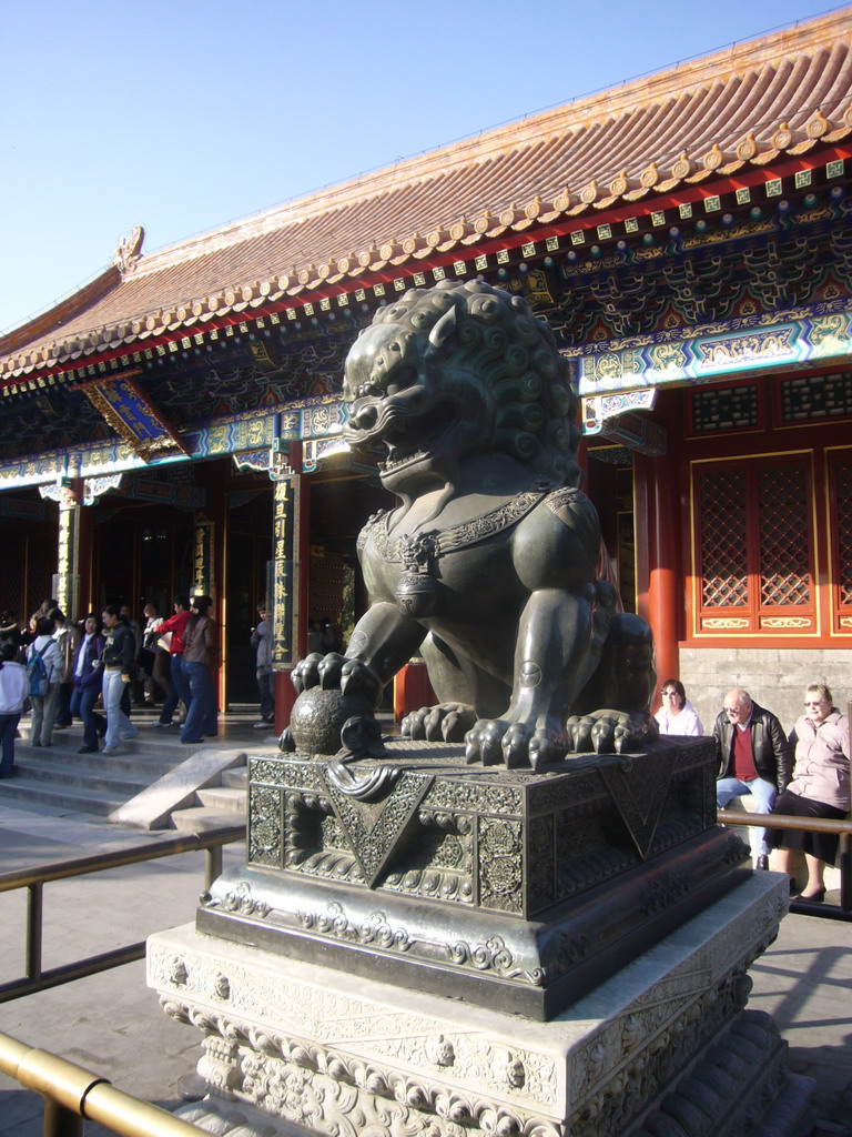 Statue in front of the Gate of Dispelling Clouds at the Summer Palace