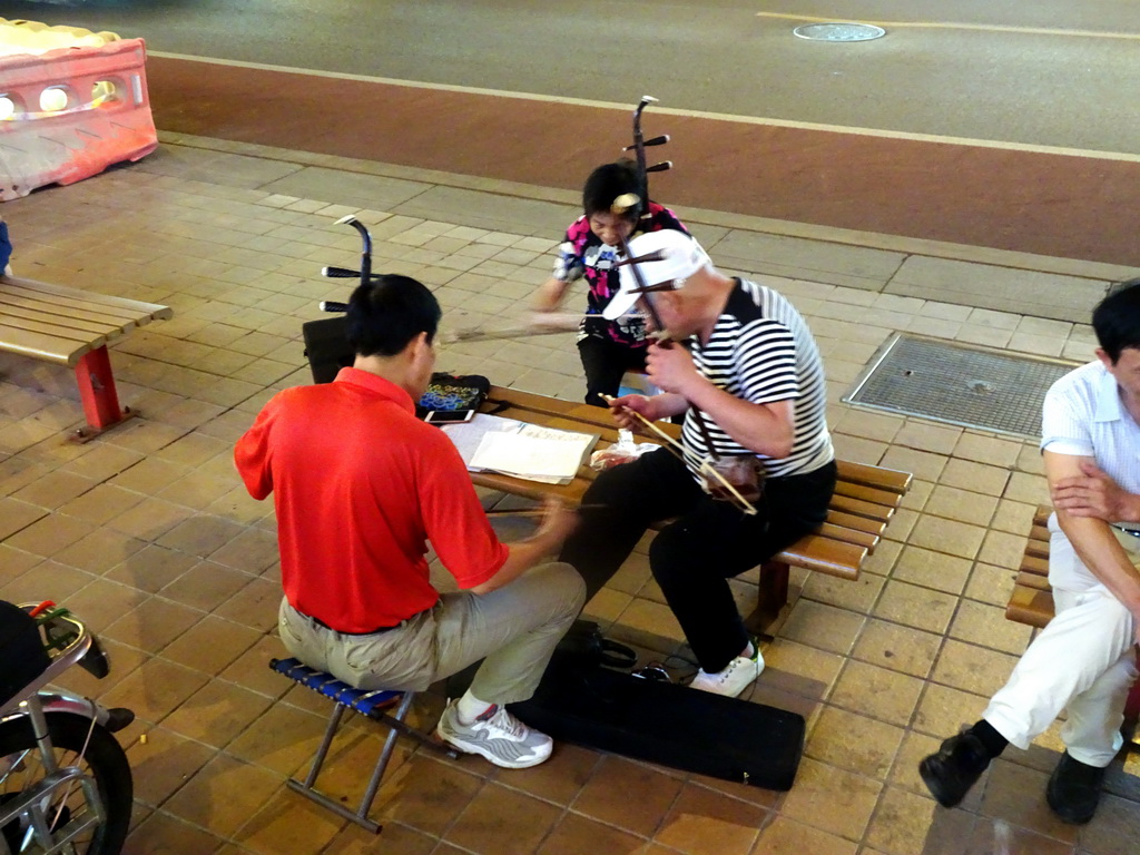 Street musicians at Wangfujing Street, by night