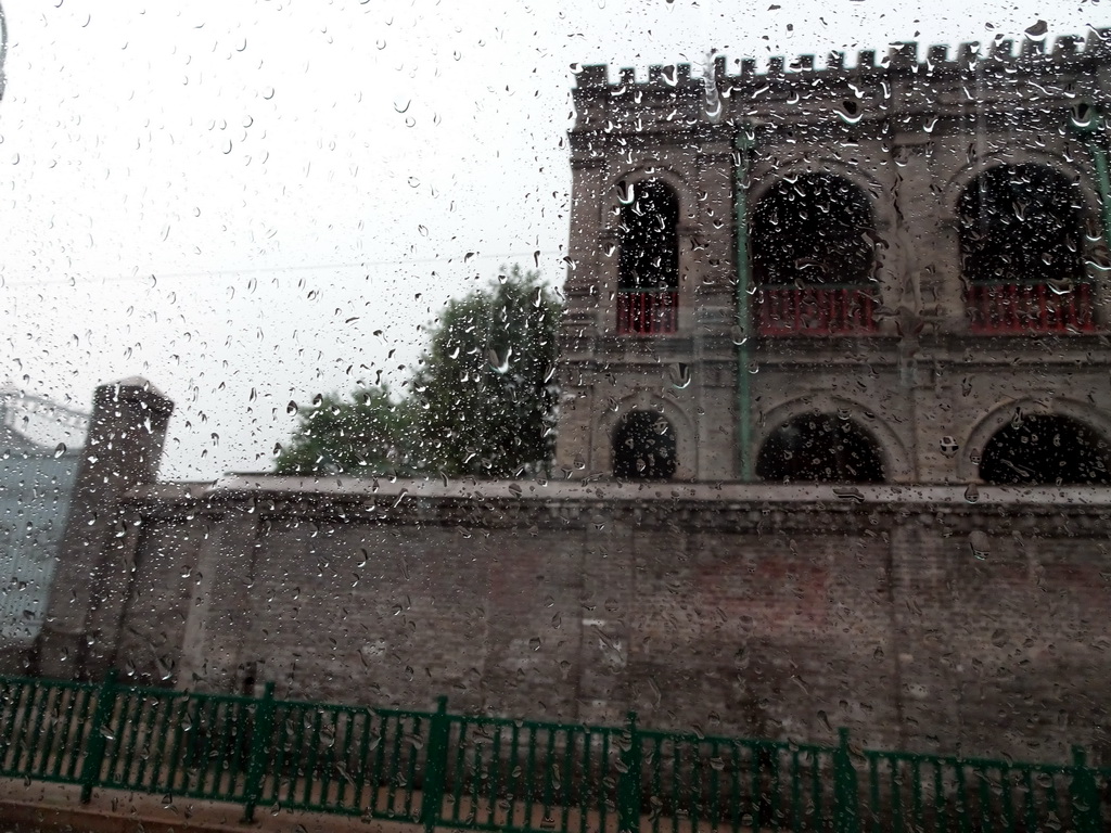 Building at Dongsi North Street, viewed from the bus