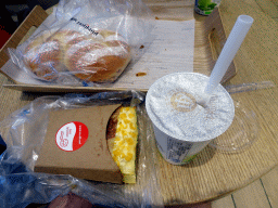 Bread and drink at the Holiland bakery next to the Dongsi subway station