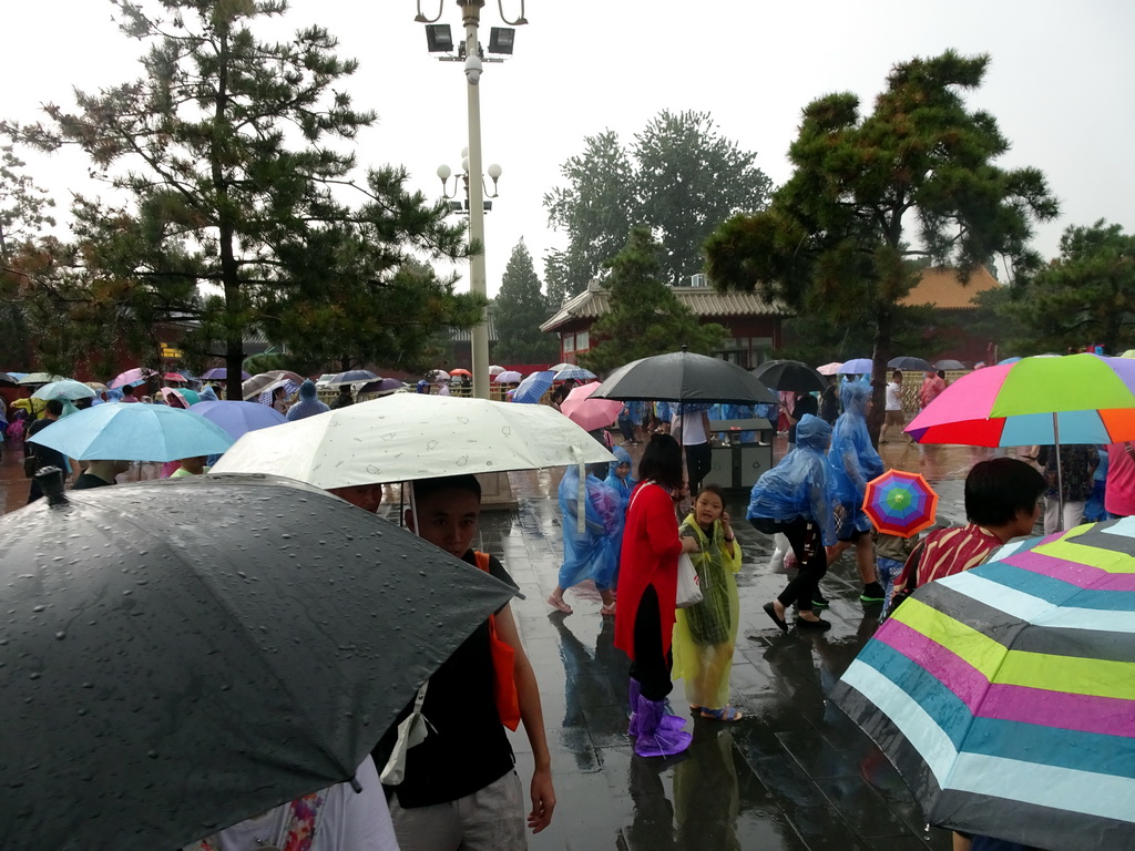 Tourists in front of the entrance to Zhongshan Park, southwest of the Forbidden City