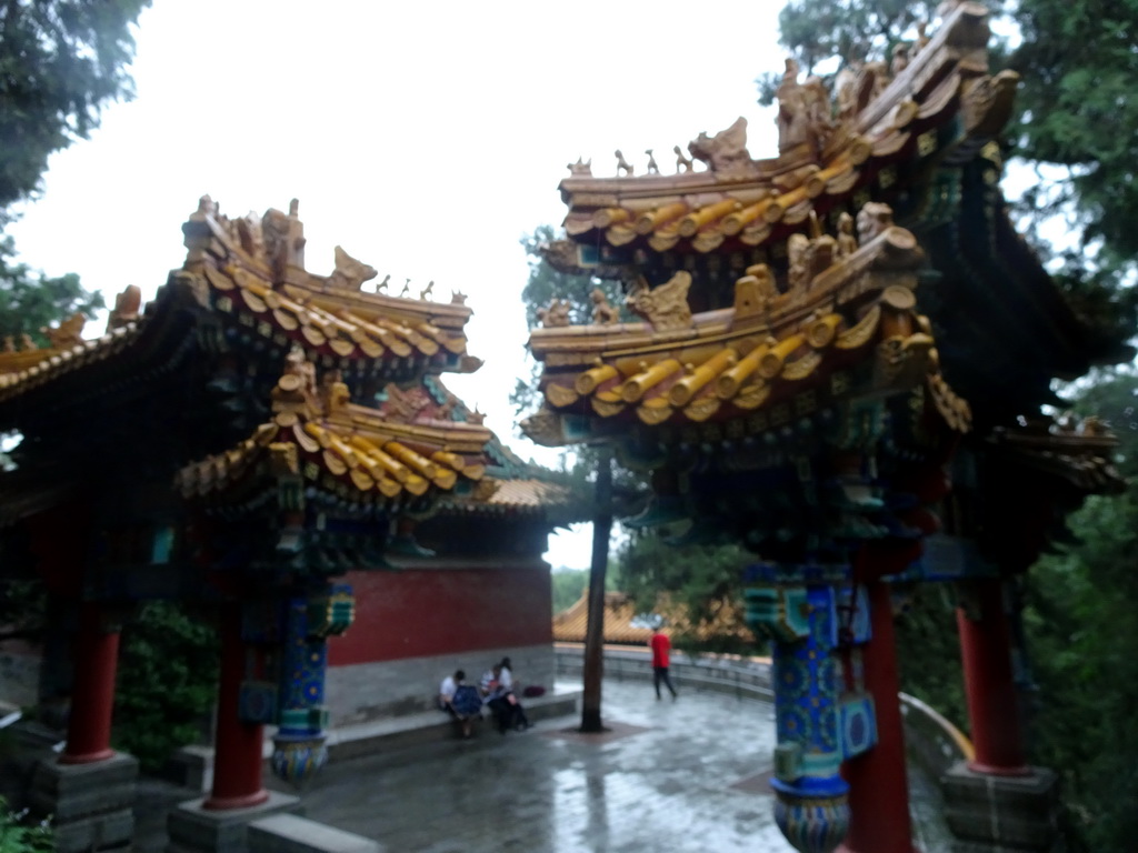 Gate at the path from the White Pagoda to the Doushan Bridge at Beihai Park