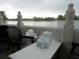 Yoghurt drinks at the Houhai Nanyan street, with a view on Houhai Lake and the pavilion at the Houhai Beiyan street