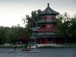 beijing_3_723 - 281 kb - 1024x768 - Canoe at Houhai Lake and the pavilion at the Houhai Beiyan street, viewed from the Houhai Nanyan street Canoe at Houhai Lake and the pavilion at the Houhai Beiyan street, viewed from the Houhai Nanyan street