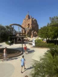 Miaomiao and Max in front of the Wave Shock Pool and the Tower Falls attraction at the Aqua Land area of the Land of Legends theme park
