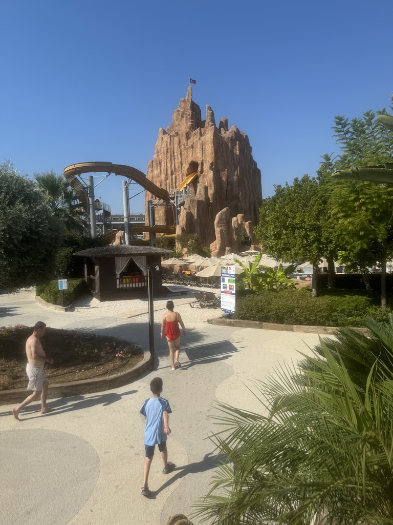 Miaomiao and Max in front of the Wave Shock Pool and the Tower Falls attraction at the Aqua Land area of the Land of Legends theme park