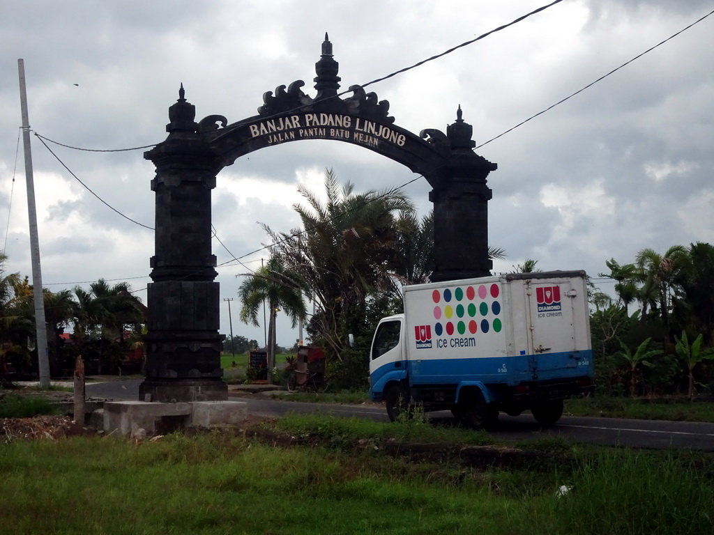 Gateway to the Banjar Padang Linjong temple at the Jalan Batu Mejan road in North Kuta, viewed from the taxi on the Jalan Raya Canggu road