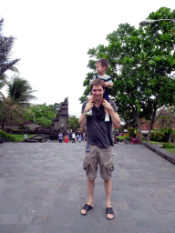 Tim and Max in front of the inner gate of the Pura Tanah Lot temple complex