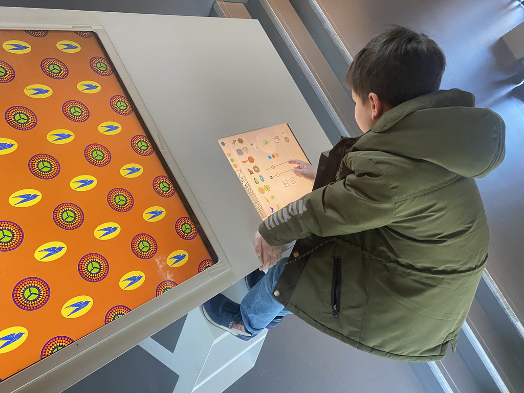 Max playing a game at the Ground Floor of the Africa Museum