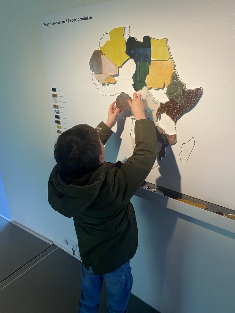 Max with a puzzle map at the Ground Floor of the Africa Museum