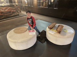 Max playing Ende and Oware games at the Upper Floor of the Africa Museum, with explanation