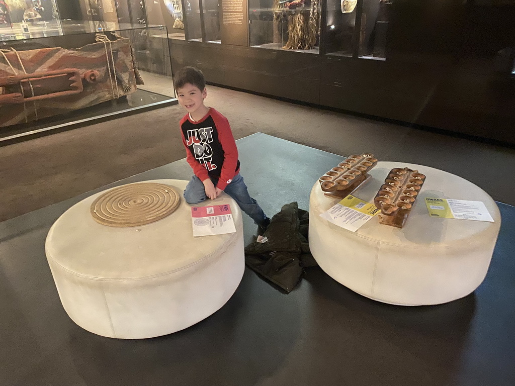 Max playing Ende and Oware games at the Upper Floor of the Africa Museum, with explanation