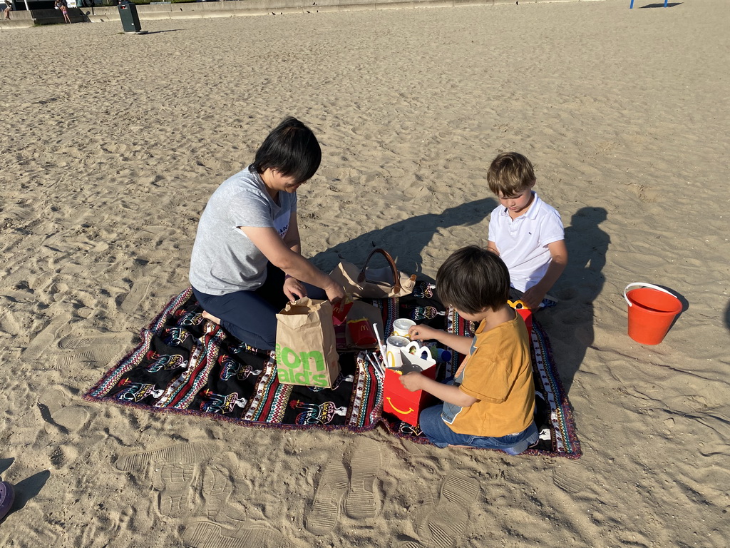 Miaomiao, Max and his friend having dinner at the beach at the Binnenschelde lake