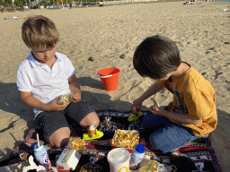 Max and his friend having dinner at the beach at the Binnenschelde lake