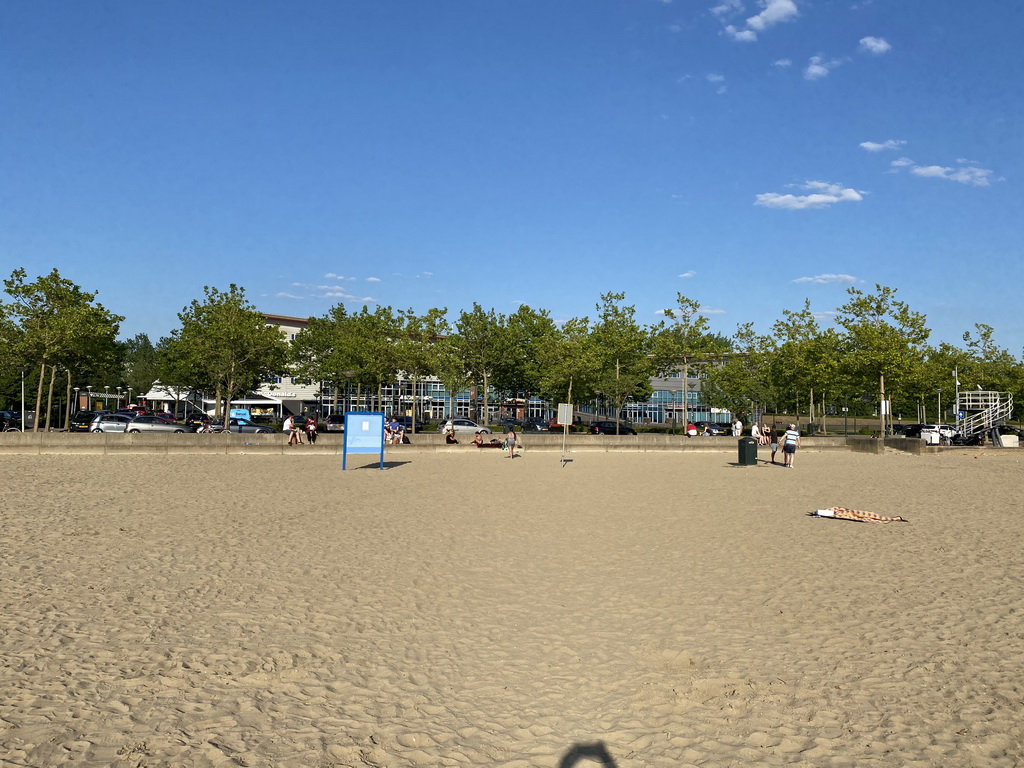 The beach at the Binnenschelde lake and the Boulevard Noord street