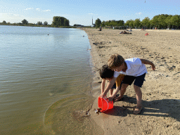 Max and his friend releasing the crabs at the beach at the Binnenschelde lake