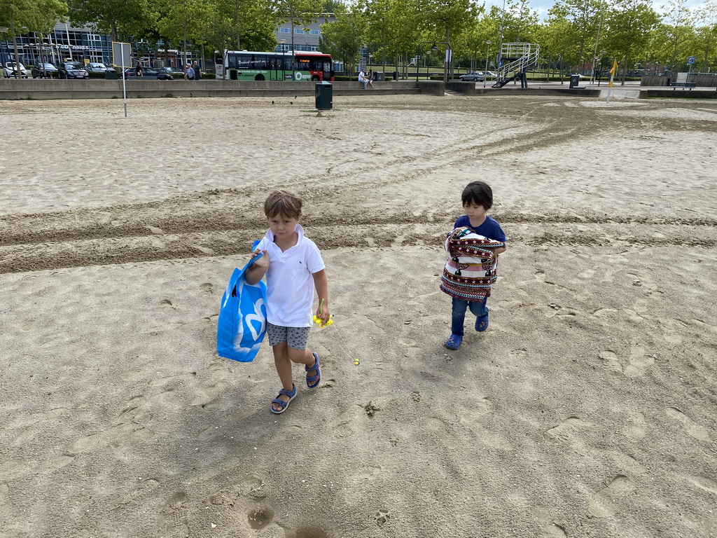 Max and his friend at the beach at the Binnenschelde lake