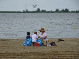 Miaomiao, Max and his friend having lunch at the beach at the Binnenschelde lake