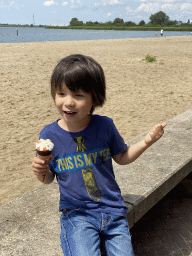 Max with an ice cream at the beach at the Binnenschelde lake