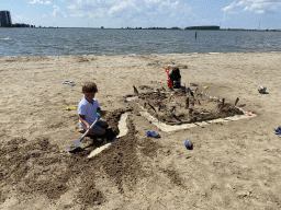 Max and his friend building a sand castle at the beach at the Binnenschelde lake