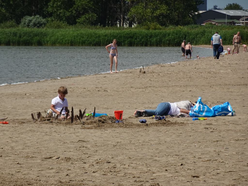 Miaomiao and Max`s friend at the beach at the Binnenschelde lake