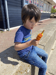 Max with an ice cream at the beach at the Binnenschelde lake
