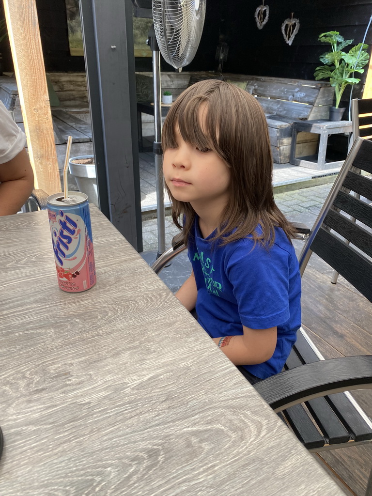 Max with a drink at the terrace of the Frituur de Boshut restaurant