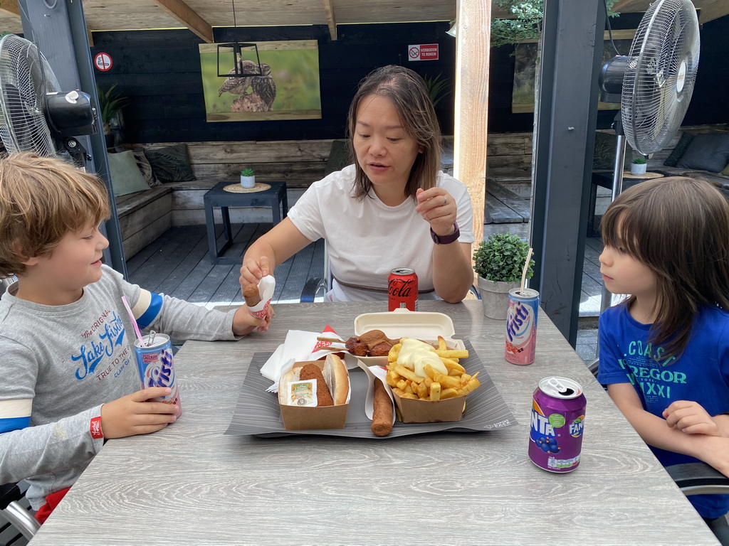 Miaomiao, Max and his friend having lunch at the terrace of the Frituur de Boshut restaurant