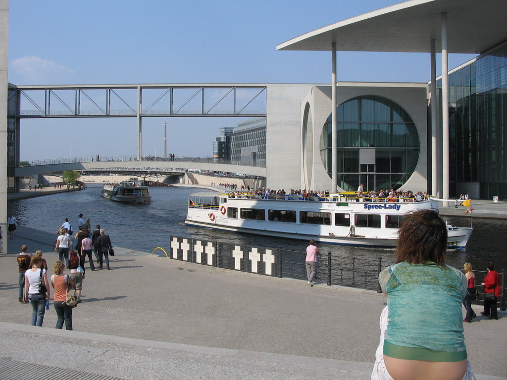 Miaomiao in front of the Spree river and the Marie-Elisabeth-Lüders-Haus building