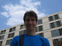 Tim in front of the Jakob-Kaiser-Haus building at the Friedrich-Ebert-Platz square