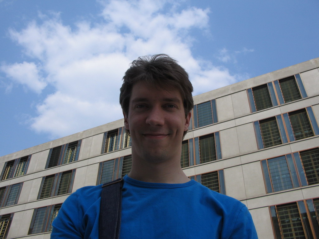 Tim in front of the Jakob-Kaiser-Haus building at the Friedrich-Ebert-Platz square