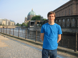 Tim at the James-Simon Park, with a view on the Spree river, the Alte Nationalgalerie museum and the Berlin Cathedral